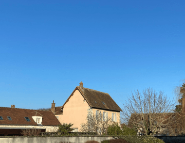 Village ciel bleu