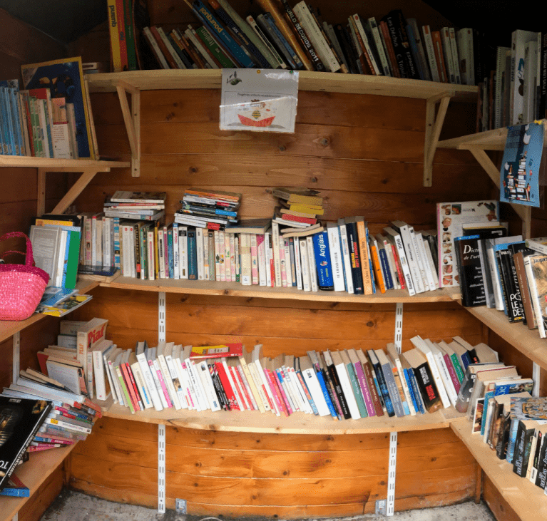 Intérieur de la boite aux dons